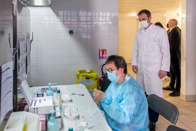 Montrouge, France May 11, 2021 - French Health Minister visits a vaccination center and meets with mobilized professionals - French Health Minister Olivier Veran NEWS, POLITIQUE, CENTRE VACCINATION, COVID-19, CORONAVIRUS, SANTE, PROFESSIONNEL DE SANTE, VERAN, DOSES DE VACCIN, BLOUSE BLANCHE Copyright: xVincentxIsorex