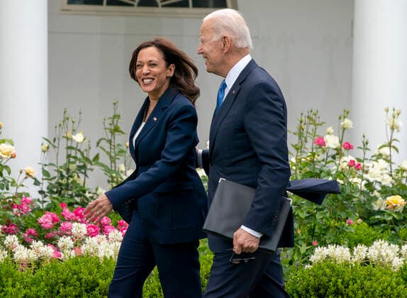 News Bilder des Tages May 13, 2021, Washington, District of Columbia, USA: United States Vice President Kamala Harris and US President Joe Biden walk away after he gave remarks on the new Covid-19 Centers for Disease Control mask guidelines in the Rose Garden, at the White House in Washington, DC on Thursday, May 13, 2021. Fully vaccinated people no longer need to wear a face mask or stay six feet away from others in most settings, whether outdoors or indoors, the Centers for Disease Control and Prevention said in updated public health guidance released Thursday Washington USA - ZUMAs152 20210513_zaa_s152_210 Copyright: xTasosxKatopodisx-xPoolxViaxCnpx