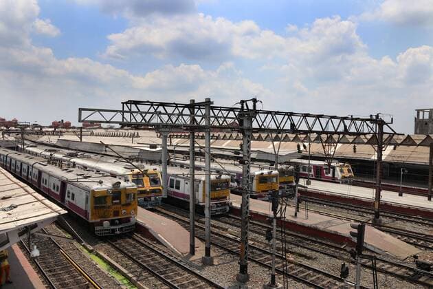 Coronavirus Emergency In Kolkata Train parked at Howrah Railway Platform in Kolkata, India on May 15, 2021. Amid a spike in the number of coronavirus infections, the West Bengal government on Saturday extended the lockdown in the state till May 30. This came after it registered its highest single-day spike of 20,846 fresh COVID-19 cases on Friday, taking the tally to 10,94,802. The death toll in West Bengal rose to 12,993 after 136 more people, including five eminent doctors, succumbed to the infection, the health department had said in its bulletin. This time, the state government has announced additional restrictions in view of the surge in Covid cases in the state. Kolkata West Bengal India chakraborty-notitle210515_npDof Copyright: xDebajyotixChakrabortyx