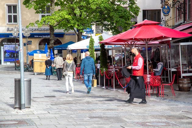 Inzidenz in München sinkt wieder unter 50, Bars, Cafà s, Restaurants und Außengastronomie sind kaum besucht. Die 7-Tage-Inzidenz in der bayerischen Landeshauptstadt München sinkt am 18.5.2021 wieder unter 50. Damit könnten Museen, Läden und weitere Einrichtungen ohne Terminvereinbarung wieder öffnen, wenn der Wert stabil bleibt. - Only a few people go to bars, cafà s, restaurants outside. The seven day incidence in Munich, Germany fell under 50 on May 18, 2021. If the score stays stable, Museums, shops and other facilities could open without an appointment. München Bayern Deutschland