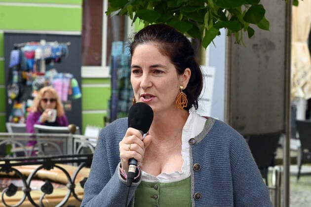 Erster von vier Teilen der Veranstaltung Hausmusikroas , mit heimischen Volksmusikanten, auf Plätzen des Ortes Gmunden, im oberösterreichischen Salzkammergut, im Rahmen der Salzkammergut Festwochen Gmunden 2021, am 29.05.21. Das Bild zeigt die kaufmännische Geschäftsführerin der Salzkammergut Festwochen Gmunden, Johanna Mitterbauer, bei Begrüßungsworten an die anwesenden Gäste. 2021 - Erster von vier Teilen der Veranstaltung Hausmusikroas , mit heimischen Volksmusikanten, auf Plätzen des Ortes Gmunden, im oberösterreichischen Salzkammergut, im Rahmen der Salzkammergut Festwochen Gmunden 2021, am 29.05.21