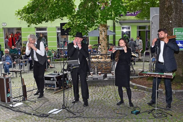 Erster von vier Teilen der Veranstaltung Hausmusikroas , mit heimischen Volksmusikanten, auf Plätzen des Ortes Gmunden, im oberösterreichischen Salzkammergut, im Rahmen der Salzkammergut Festwochen Gmunden 2021, am 29.05.21. Das Bild zeigt den Auftritt des Mundharmonika Quartetts Austria am Rinnholzplatz in Gmunden. v.l.n.r.: Hans Ortner, Gerald Seyer, Andrea Frenzel, Thomas Stockhammer 2021 - Erster von vier Teilen der Veranstaltung Hausmusikroas , mit heimischen Volksmusikanten, auf Plätzen des Ortes Gmunden, im oberösterreichischen Salzkammergut, im Rahmen der Salzkammergut Festwochen Gmunden 2021, am 29.05.21