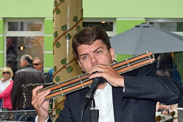 Erster von vier Teilen der Veranstaltung Hausmusikroas , mit heimischen Volksmusikanten, auf Plätzen des Ortes Gmunden, im oberösterreichischen Salzkammergut, im Rahmen der Salzkammergut Festwochen Gmunden 2021, am 29.05.21. Das Bild zeigt den Auftritt des Mundharmonika Quartetts Austria am Rinnholzplatz in Gmunden 2021 - Erster von vier Teilen der Veranstaltung Hausmusikroas , mit heimischen Volksmusikanten, auf Plätzen des Ortes Gmunden, im oberösterreichischen Salzkammergut, im Rahmen der Salzkammergut Festwochen Gmunden 2021, am 29.05.21