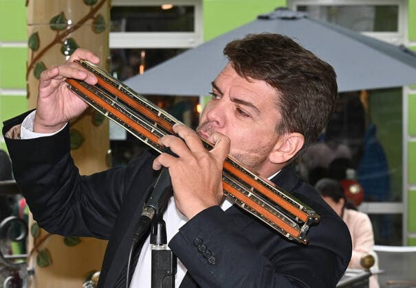 Erster von vier Teilen der Veranstaltung Hausmusikroas , mit heimischen Volksmusikanten, auf Plätzen des Ortes Gmunden, im oberösterreichischen Salzkammergut, im Rahmen der Salzkammergut Festwochen Gmunden 2021, am 29.05.21. Das Bild zeigt den Auftritt des Mundharmonika Quartetts Austria am Rinnholzplatz in Gmunden 2021 - Erster von vier Teilen der Veranstaltung Hausmusikroas , mit heimischen Volksmusikanten, auf Plätzen des Ortes Gmunden, im oberösterreichischen Salzkammergut, im Rahmen der Salzkammergut Festwochen Gmunden 2021, am 29.05.21