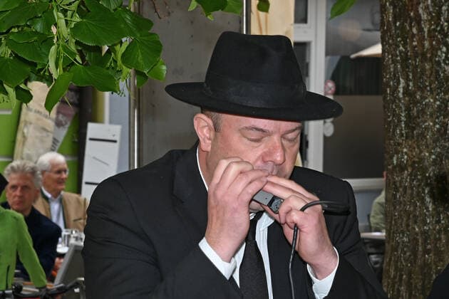 Erster von vier Teilen der Veranstaltung Hausmusikroas , mit heimischen Volksmusikanten, auf Plätzen des Ortes Gmunden, im oberösterreichischen Salzkammergut, im Rahmen der Salzkammergut Festwochen Gmunden 2021, am 29.05.21. Das Bild zeigt den Auftritt des Mundharmonika Quartetts Austria am Rinnholzplatz in Gmunden 2021 - Erster von vier Teilen der Veranstaltung Hausmusikroas , mit heimischen Volksmusikanten, auf Plätzen des Ortes Gmunden, im oberösterreichischen Salzkammergut, im Rahmen der Salzkammergut Festwochen Gmunden 2021, am 29.05.21
