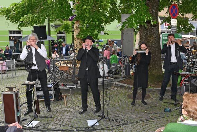 Erster von vier Teilen der Veranstaltung Hausmusikroas , mit heimischen Volksmusikanten, auf Plätzen des Ortes Gmunden, im oberösterreichischen Salzkammergut, im Rahmen der Salzkammergut Festwochen Gmunden 2021, am 29.05.21. Das Bild zeigt den Auftritt des Mundharmonika Quartetts Austria am Rinnholzplatz in Gmunden. v.l.n.r.: Hans Ortner, Gerald Seyer, Andrea Frenzel, Thomas Stockhammer 2021 - Erster von vier Teilen der Veranstaltung Hausmusikroas , mit heimischen Volksmusikanten, auf Plätzen des Ortes Gmunden, im oberösterreichischen Salzkammergut, im Rahmen der Salzkammergut Festwochen Gmunden 2021, am 29.05.21