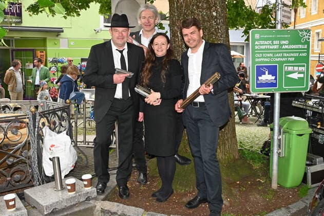 Erster von vier Teilen der Veranstaltung Hausmusikroas , mit heimischen Volksmusikanten, auf Plätzen des Ortes Gmunden, im oberösterreichischen Salzkammergut, im Rahmen der Salzkammergut Festwochen Gmunden 2021, am 29.05.21. Das Bild zeigt den Auftritt des Mundharmonika Quartetts Austria am Rinnholzplatz in Gmunden. v.l.n.r.: Gerald Seyer, Hans Ortner, Andrea Frenzel, Thomas Stockhammer 2021 - Erster von vier Teilen der Veranstaltung Hausmusikroas , mit heimischen Volksmusikanten, auf Plätzen des Ortes Gmunden, im oberösterreichischen Salzkammergut, im Rahmen der Salzkammergut Festwochen Gmunden 2021, am 29.05.21
