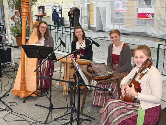 Erster von vier Teilen der Veranstaltung Hausmusikroas , mit heimischen Volksmusikanten, auf Plätzen des Ortes Gmunden, im oberösterreichischen Salzkammergut, im Rahmen der Salzkammergut Festwochen Gmunden 2021, am 29.05.21. Das Bild zeigt den Auftritt des Kammerl Quartetts, am Marktplatz in Gmunden 2021 - Erster von vier Teilen der Veranstaltung Hausmusikroas , mit heimischen Volksmusikanten, auf Plätzen des Ortes Gmunden, im oberösterreichischen Salzkammergut, im Rahmen der Salzkammergut Festwochen Gmunden 2021, am 29.05.21