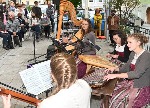 Entertainment Bilder des Tages Erster von vier Teilen der Veranstaltung Hausmusikroas , mit heimischen Volksmusikanten, auf Plätzen des Ortes Gmunden, im oberösterreichischen Salzkammergut, im Rahmen der Salzkammergut Festwochen Gmunden 2021, am 29.05.21. Das Bild zeigt den Auftritt des Kammerl Quartetts, am Marktplatz in Gmunden 2021 - Erster von vier Teilen der Veranstaltung Hausmusikroas , mit heimischen Volksmusikanten, auf Plätzen des Ortes Gmunden, im oberösterreichischen Salzkammergut, im Rahmen der Salzkammergut Festwochen Gmunden 2021, am 29.05.21