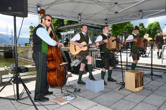 Erster von vier Teilen der Veranstaltung Hausmusikroas , mit heimischen Volksmusikanten, auf Plätzen des Ortes Gmunden, im oberösterreichischen Salzkammergut, im Rahmen der Salzkammergut Festwochen Gmunden 2021, am 29.05.21. Das Bild zeigt den Auftritt der HopfnBlütnTee Musi, am Rathausplatz in Gmunden 2021 - Erster von vier Teilen der Veranstaltung Hausmusikroas , mit heimischen Volksmusikanten, auf Plätzen des Ortes Gmunden, im oberösterreichischen Salzkammergut, im Rahmen der Salzkammergut Festwochen Gmunden 2021, am 29.05.21