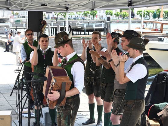 Erster von vier Teilen der Veranstaltung Hausmusikroas , mit heimischen Volksmusikanten, auf Plätzen des Ortes Gmunden, im oberösterreichischen Salzkammergut, im Rahmen der Salzkammergut Festwochen Gmunden 2021, am 29.05.21. Das Bild zeigt den Auftritt der HopfnBlütnTee Musi, am Rathausplatz in Gmunden 2021 - Erster von vier Teilen der Veranstaltung Hausmusikroas , mit heimischen Volksmusikanten, auf Plätzen des Ortes Gmunden, im oberösterreichischen Salzkammergut, im Rahmen der Salzkammergut Festwochen Gmunden 2021, am 29.05.21
