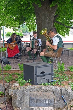 Erster von vier Teilen der Veranstaltung Hausmusikroas , mit heimischen Volksmusikanten, auf Plätzen des Ortes Gmunden, im oberösterreichischen Salzkammergut, im Rahmen der Salzkammergut Festwochen Gmunden 2021, am 29.05.21. Das Bild zeigt den Auftritt der KnopfSaitenKnopf Musi, am Rathausplatz in Gmunden 2021 - Erster von vier Teilen der Veranstaltung Hausmusikroas , mit heimischen Volksmusikanten, auf Plätzen des Ortes Gmunden, im oberösterreichischen Salzkammergut, im Rahmen der Salzkammergut Festwochen Gmunden 2021, am 29.05.21