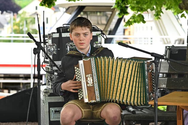 Erster von vier Teilen der Veranstaltung Hausmusikroas , mit heimischen Volksmusikanten, auf Plätzen des Ortes Gmunden, im oberösterreichischen Salzkammergut, im Rahmen der Salzkammergut Festwochen Gmunden 2021, am 29.05.21. Das Bild zeigt den Auftritt von Kindern der Landesmusikschule Gmunden 2021 - Erster von vier Teilen der Veranstaltung Hausmusikroas , mit heimischen Volksmusikanten, auf Plätzen des Ortes Gmunden, im oberösterreichischen Salzkammergut, im Rahmen der Salzkammergut Festwochen Gmunden 2021, am 29.05.21