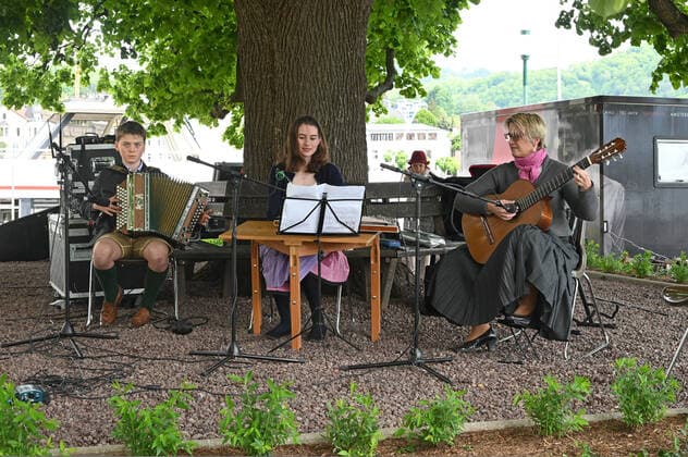 Erster von vier Teilen der Veranstaltung Hausmusikroas , mit heimischen Volksmusikanten, auf Plätzen des Ortes Gmunden, im oberösterreichischen Salzkammergut, im Rahmen der Salzkammergut Festwochen Gmunden 2021, am 29.05.21. Das Bild zeigt den Auftritt von Kindern der Landesmusikschule Gmunden 2021 - Erster von vier Teilen der Veranstaltung Hausmusikroas , mit heimischen Volksmusikanten, auf Plätzen des Ortes Gmunden, im oberösterreichischen Salzkammergut, im Rahmen der Salzkammergut Festwochen Gmunden 2021, am 29.05.21