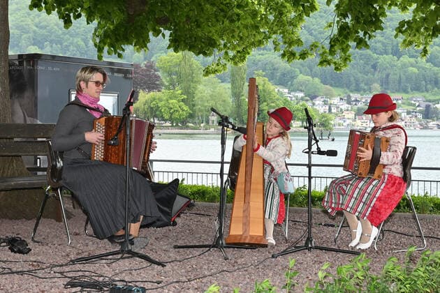 Erster von vier Teilen der Veranstaltung Hausmusikroas , mit heimischen Volksmusikanten, auf Plätzen des Ortes Gmunden, im oberösterreichischen Salzkammergut, im Rahmen der Salzkammergut Festwochen Gmunden 2021, am 29.05.21. Das Bild zeigt den Auftritt von Kindern der Landesmusikschule Gmunden 2021 - Erster von vier Teilen der Veranstaltung Hausmusikroas , mit heimischen Volksmusikanten, auf Plätzen des Ortes Gmunden, im oberösterreichischen Salzkammergut, im Rahmen der Salzkammergut Festwochen Gmunden 2021, am 29.05.21