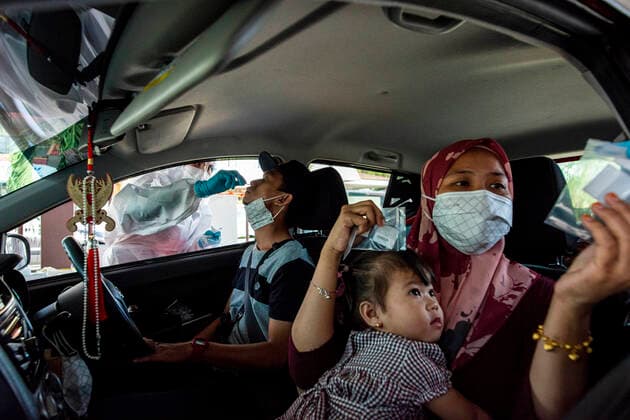 (210530) -- KLANG, May 30, 2021 -- A medical worker takes a swab sample from a man for COVID-19 test in Klang, Selangor, Malaysia, May 30, 2021. Malaysia reported 6,999 new COVID-19 infections, the health ministry said Sunday, bringing the national total to 565,533. (Photo by Xinhua) MALAYSIA-COVID-19-CASES ChongxVoonxChung