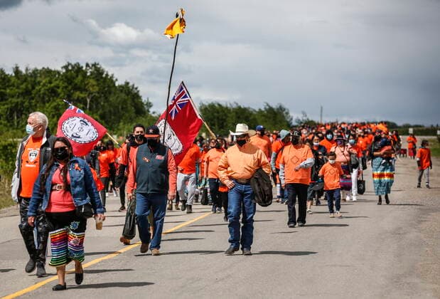 News Bilder des Tages June 7, 2021, Calgary, ab, Canada: Members of the Tsuut ina Nation take part in a silent march in memory of the 215 unmarked graves found at Kamloops, B.C., in Calgary, Alta., Monday, June 7, 2021. Calgary Canada - ZUMAc35_ 20210607_zaf_c35_036 Copyright: xJeffxMcintoshx