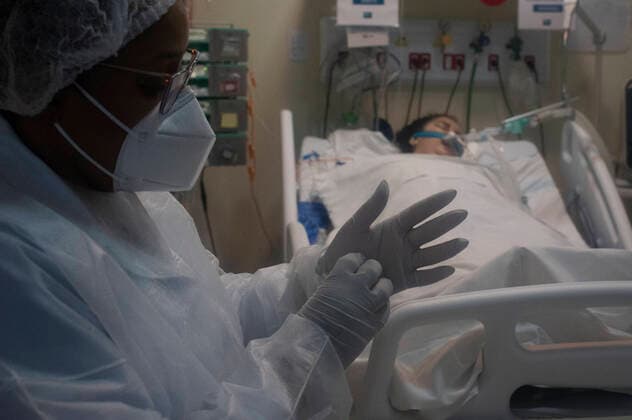 Virus Outbreak Brazil Doctors and nurses fight to save lives in the ICU (Intensive Care Unit) of the Ronaldo Gazzolla Municipal Hospital, north of the Rio de Janeiro, Brazil, on June 10, 2021. Brazil has over 2,504 deaths per covid-19; total goes to 482,019. There are 17,210,969 cases in total. The last time that Brazil was the country with the most deaths in 24 hours was 1 month and a half ago, on April 24th. Data are from Our World in Data , a project linked to the University of Oxford. Brazil was the one that registered the most new victims of the coronavirus in the world on Tuesday (8) and on Wednesday (9). There were 2,378 and 2,723 deaths, respectively, against 2,219 and 2,177 in India. Rio de Janeiro Rio de Janeiro Brazil teixei Copyright: xFabioxTeixeirax