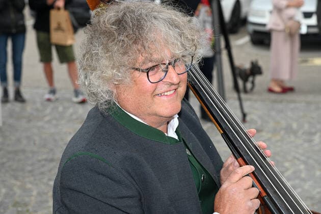 Zweiter von vier Teilen der Veranstaltung Hausmusikroas , mit heimischen Volksmusikanten, auf Plätzen des Ortes Gmunden, im oberösterreichischen Salzkammergut, im Rahmen der Salzkammergut Festwochen Gmunden 2021, am 12.06.21. Das Bild zeigt einen Bassisten der Köcker Musi am Museumsplatz in Gmunden 2021 - Zweiter von vier Teilen der Veranstaltung Hausmusikroas , mit heimischen Volksmusikanten, auf Plätzen des Ortes Gmunden, im oberösterreichischen Salzkammergut, im Rahmen der Salzkammergut Festwochen Gmunden 2021, am 12.06.21.