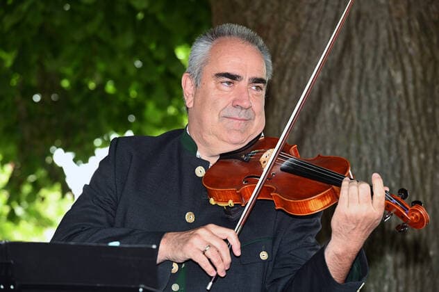 Zweiter von vier Teilen der Veranstaltung Hausmusikroas , mit heimischen Volksmusikanten, auf Plätzen des Ortes Gmunden, im oberösterreichischen Salzkammergut, im Rahmen der Salzkammergut Festwochen Gmunden 2021, am 12.06.21. Das Bild zeigt einen Geiger der Köcker Musi aus Ohlsdorf, unter der Schillerlinde in Gmunden 2021 - Zweiter von vier Teilen der Veranstaltung Hausmusikroas , mit heimischen Volksmusikanten, auf Plätzen des Ortes Gmunden, im oberösterreichischen Salzkammergut, im Rahmen der Salzkammergut Festwochen Gmunden 2021, am 12.06.21.