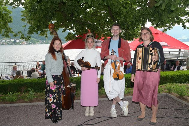 Zweiter von vier Teilen der Veranstaltung Hausmusikroas , mit heimischen Volksmusikanten, auf Plätzen des Ortes Gmunden, im oberösterreichischen Salzkammergut, im Rahmen der Salzkammergut Festwochen Gmunden 2021, am 12.06.21. Das Bild zeigt Mitglieder der Volksmusikgruppe Alma, unter der Schillerlinde in Gmunden. v.l.n.r.: Marlene Lacherstorfer, Julia Lacherstorfer, Matteo Haitzmann, N.N. 2021 - Zweiter von vier Teilen der Veranstaltung Hausmusikroas , mit heimischen Volksmusikanten, auf Plätzen des Ortes Gmunden, im oberösterreichischen Salzkammergut, im Rahmen der Salzkammergut Festwochen Gmunden 2021, am 12.06.21.