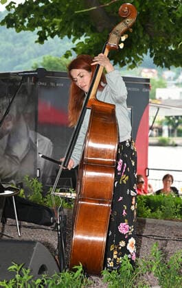 Zweiter von vier Teilen der Veranstaltung Hausmusikroas , mit heimischen Volksmusikanten, auf Plätzen des Ortes Gmunden, im oberösterreichischen Salzkammergut, im Rahmen der Salzkammergut Festwochen Gmunden 2021, am 12.06.21. Das Bild zeigt Mitglieder der Volksmusikgruppe Alma, unter der Schillerlinde in Gmunden. Marlene Lacherstorfer 2021 - Zweiter von vier Teilen der Veranstaltung Hausmusikroas , mit heimischen Volksmusikanten, auf Plätzen des Ortes Gmunden, im oberösterreichischen Salzkammergut, im Rahmen der Salzkammergut Festwochen Gmunden 2021, am 12.06.21.