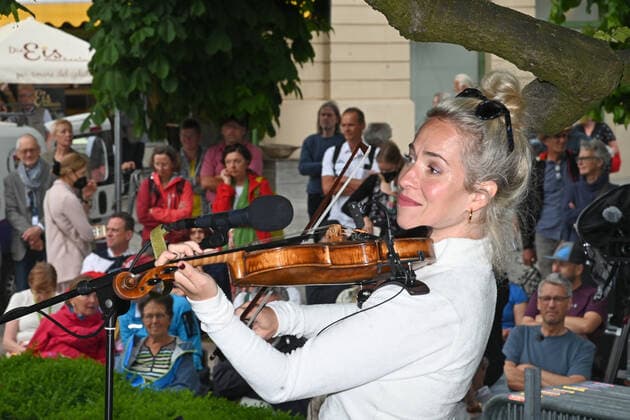 Zweiter von vier Teilen der Veranstaltung Hausmusikroas , mit heimischen Volksmusikanten, auf Plätzen des Ortes Gmunden, im oberösterreichischen Salzkammergut, im Rahmen der Salzkammergut Festwochen Gmunden 2021, am 12.06.21. Das Bild zeigt Mitglieder der Volksmusikgruppe Alma, unter der Schillerlinde in Gmunden. Julia Lacherstorfer, Publikum 2021 - Zweiter von vier Teilen der Veranstaltung Hausmusikroas , mit heimischen Volksmusikanten, auf Plätzen des Ortes Gmunden, im oberösterreichischen Salzkammergut, im Rahmen der Salzkammergut Festwochen Gmunden 2021, am 12.06.21.