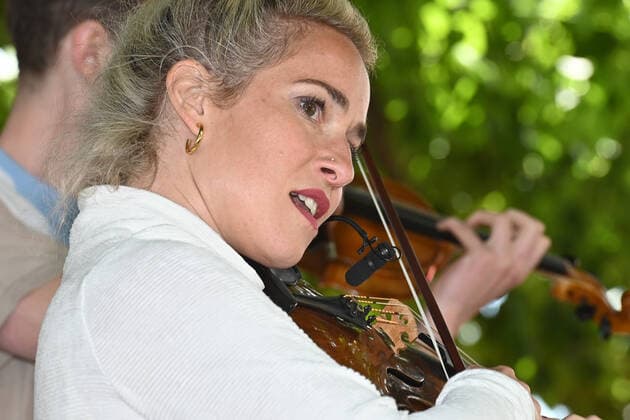Zweiter von vier Teilen der Veranstaltung Hausmusikroas , mit heimischen Volksmusikanten, auf Plätzen des Ortes Gmunden, im oberösterreichischen Salzkammergut, im Rahmen der Salzkammergut Festwochen Gmunden 2021, am 12.06.21. Das Bild zeigt Mitglieder der Volksmusikgruppe Alma, unter der Schillerlinde in Gmunden. Julia Lacherstorfer 2021 - Zweiter von vier Teilen der Veranstaltung Hausmusikroas , mit heimischen Volksmusikanten, auf Plätzen des Ortes Gmunden, im oberösterreichischen Salzkammergut, im Rahmen der Salzkammergut Festwochen Gmunden 2021, am 12.06.21.