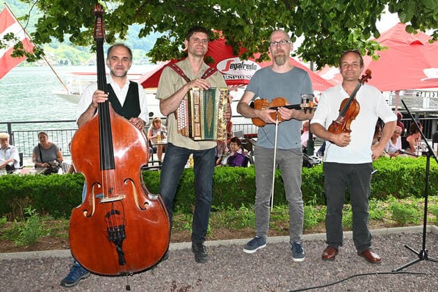 Zweiter von vier Teilen der Veranstaltung Hausmusikroas , mit heimischen Volksmusikanten, auf Plätzen des Ortes Gmunden, im oberösterreichischen Salzkammergut, im Rahmen der Salzkammergut Festwochen Gmunden 2021, am 12.06.21. Das Bild zeigt die Volksmusikgruppe Maschanska unter der Schillerlinde auf der Gmundner Esplanade. 2021 - Zweiter von vier Teilen der Veranstaltung Hausmusikroas , mit heimischen Volksmusikanten, auf Plätzen des Ortes Gmunden, im oberösterreichischen Salzkammergut, im Rahmen der Salzkammergut Festwochen Gmunden 2021, am 12.06.21.