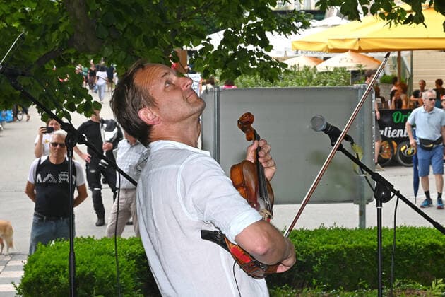 Zweiter von vier Teilen der Veranstaltung Hausmusikroas , mit heimischen Volksmusikanten, auf Plätzen des Ortes Gmunden, im oberösterreichischen Salzkammergut, im Rahmen der Salzkammergut Festwochen Gmunden 2021, am 12.06.21. Das Bild zeigt einen Geigern der Volksmusikgruppe Maschanska unter der Schillerlinde auf der Gmundner Esplanade. 2021 - Zweiter von vier Teilen der Veranstaltung Hausmusikroas , mit heimischen Volksmusikanten, auf Plätzen des Ortes Gmunden, im oberösterreichischen Salzkammergut, im Rahmen der Salzkammergut Festwochen Gmunden 2021, am 12.06.21.