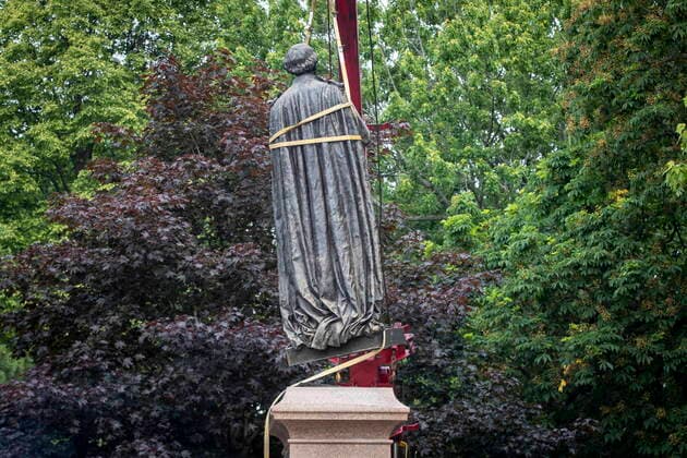 Kanada, Entfernung der Statue von ex-Premierminister John Macdonald in Kingston, Ontario June 18, 2021, Kingston, Ontario, Canada: The statue of Sir John A Macdonald is removed in Kingston, Ontario on Friday June 18, 2021. The statue will be removed from a park in his hometown of Kingston while his name will be taken off a local school. Kingston s city council voted this week to take the statue from City Park, place it temporarily in storage, and eventually put it up in Kingston Cataraqui Cemetery where Canada s first prime minister is buried. Kingston Canada - ZUMAc35_ 20210618_zaf_c35_017 Copyright: xLarsxHagbergx