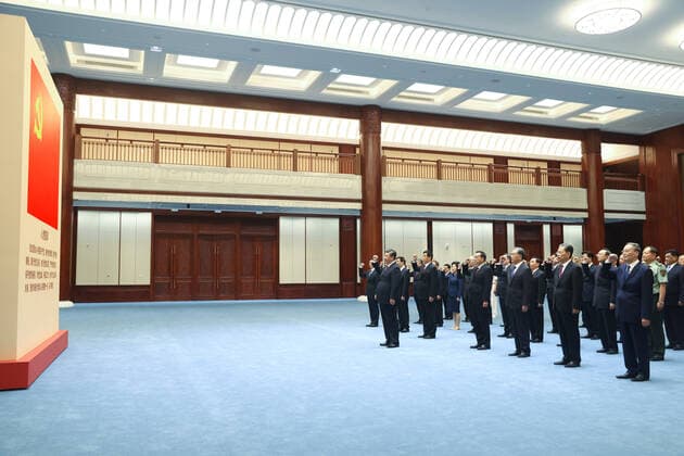 China, Xi Jinping besucht Historisches Museum in Peking (210618) -- BEIJING, June 18, 2021 -- Xi Jinping leads other Communist Party of China (CPC) and state leaders Li Keqiang, Li Zhanshu, Wang Yang, Wang Huning, Zhao Leji, Han Zheng and Wang Qishan to review the Party admission oath after visiting an exhibition on CPC history themed staying true to the founding mission at the Museum of the CPC in Beijing, capital of China, June 18, 2021. ) CHINA-BEIJING-XI JINPING-EXHIBITION-CPC HISTORY (CN) JuxPeng