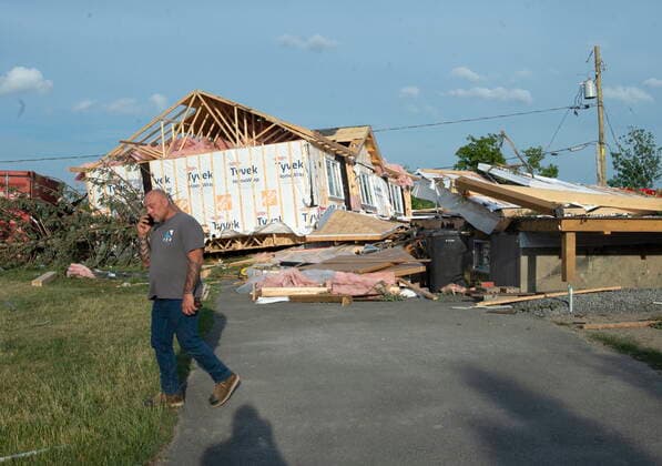 Kanada, Tornado-Schäden in Mascouche, Quebec June 21, 2021, MASCOUCHE, PQ, Canada: A man surveys the damage after a tornado touched down in Mascouche, Que., northeast of Montreal, Monday, June 21, 2021. Dozens of homes were damaged and one death has been confirmed. MASCOUCHE Canada - ZUMAc35_ 20210621_zaf_c35_082 Copyright: xRyanxRemiorzx