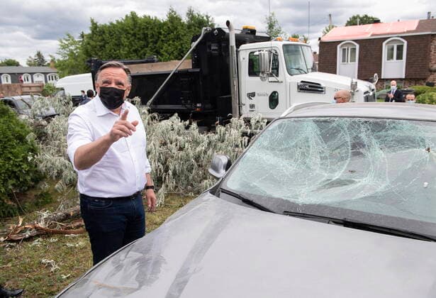 Kanada, Tornado-Schäden in Mascouche, Quebec June 22, 2021, MASCOUCHE, PQ, Canada: Quebec Premier Francois Legault surveys the damage following a tornado in Mascouche, Que., Tuesday, June 22, 2021. MASCOUCHE Canada - ZUMAc35_ 20210622_zaf_c35_053 Copyright: xGrahamxHughesx
