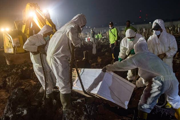 June 25, 2021, Jakarta, Indonesia: (EDITORS NOTE: Image depicts death).Undertakers wearing protective suits as a precaution lower the coffin of a covid-19 victim for burial at Rorotan public cemetery..Indonesia is battling an influx of COVID-19 cases following last month s Idul Fitri holiday where people returned to their hometowns and throngs of people crowded tourist spots. As of Friday (Jun 25), it has reported 2,072,867 COVID-19 cases and 56,371 deaths, placing it among the top five countries with the highest daily number of cases worldwide after Brazil, India, Columbia, and Argentina, data collected by statistics website Worldometer showed. Jakarta Indonesia - ZUMAs197 20210625_zaa_s197_126 Copyright: xAgungxFatmaxPutrax