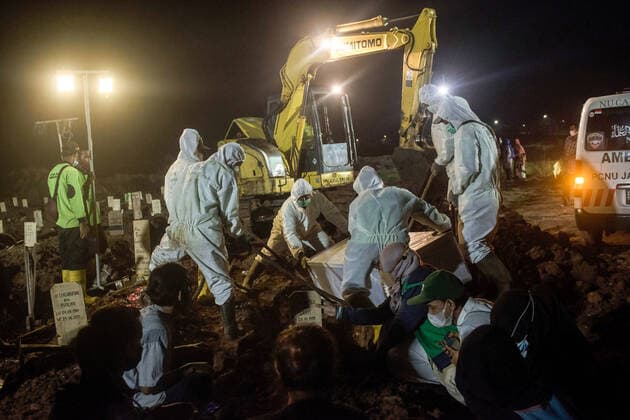 News Bilder des Tages June 25, 2021, Jakarta, Indonesia: (EDITORS NOTE: Image depicts death).Undertakers wearing protective suits as a precaution lower the coffin of a covid-19 victim for burial at Rorotan public cemetery..Indonesia is battling an influx of COVID-19 cases following last month s Idul Fitri holiday where people returned to their hometowns and throngs of people crowded tourist spots. As of Friday (Jun 25), it has reported 2,072,867 COVID-19 cases and 56,371 deaths, placing it among the top five countries with the highest daily number of cases worldwide after Brazil, India, Columbia, and Argentina, data collected by statistics website Worldometer showed. Jakarta Indonesia - ZUMAs197 20210625_zaa_s197_129 Copyright: xAgungxFatmaxPutrax