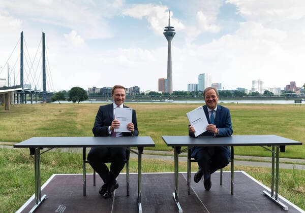 Christian LINDNER , FDP , und Armin LASCHET , CDU , Ministerpraesident von Nordrhein-Westfalen , praesentieren einen Arbeitsbericht zur bisherigen Regierungsarbeit , 25.06.2021 Christian LINDNER , FDP , and Armin LASCHET , CDU , Prime Minister of North-Rhine Westphalia , are presenting a report on the accomplishments of the FDP CDU government , 25.06.2021
