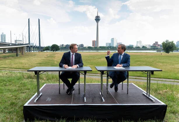 Christian LINDNER , FDP , und Armin LASCHET , CDU , Ministerpraesident von Nordrhein-Westfalen , praesentieren einen Arbeitsbericht zur bisherigen Regierungsarbeit , 25.06.2021 Christian LINDNER , FDP , and Armin LASCHET , CDU , Prime Minister of North-Rhine Westphalia , are presenting a report on the accomplishments of the FDP CDU government , 25.06.2021