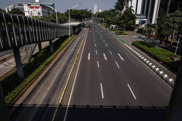 July 3, 2021, Jakarta, Jakarta, Indonesia: Jakarta, Indonesia, 03 July 2021: The atmosphere of the implementation of restrictions on emergency community activities in Jakarta. Indonesia has started implementing restrictions on emergency community activities from July 03 to July 20, 2021 on the islands of Java and Bali to prevent the spread of COVID-19. However, the implementation of the restrictions on emergency community activities can only be seen on the sudirman-thamrin - Jakarta protocol road. Meanwhile, in other places, there are no visible restrictions on emergency community activities. Jakarta Indonesia - ZUMAh128 20210703_zap_h128_007 Copyright: xDonalxHusnix