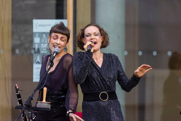 Synagoge Youkali, Konzert-Preview im Innehof der Dresdner Synagoge, im Rahmen des Dresden Open Air-Kultursommers Ausschnitte aus dem Programm, das am 15. Juli 20 Uhr (2. Aufführung am 16. Juli) dann in voller Länge im Zentralwerk Dresden seine Premiere erleben wird. Olivia Delaurà (Gesang ),Marie Hänsel (Gesang, Kalimba, Percussion), Tatjana Davis (Komposition, Klarinette, Klavier, Satzgesang, Percussion), Elena Schoychet (Klavier, Satzgesang, Percussion) und Laura Härtel (Violoncello, Satzgesang, Percussion) Dresden Sachsen GERMANY