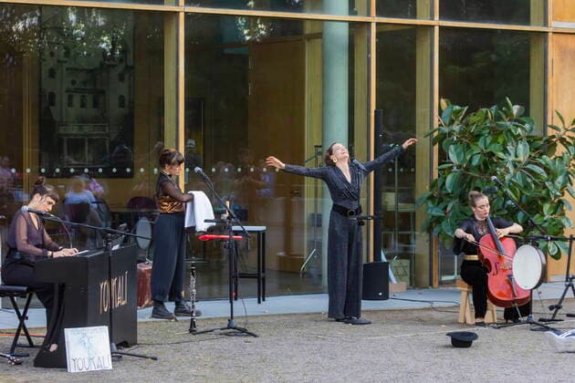 Synagoge Youkali, Konzert-Preview im Innehof der Dresdner Synagoge, im Rahmen des Dresden Open Air-Kultursommers Ausschnitte aus dem Programm, das am 15. Juli 20 Uhr (2. Aufführung am 16. Juli) dann in voller Länge im Zentralwerk Dresden seine Premiere erleben wird. Olivia Delaurà (Gesang ),Marie Hänsel (Gesang, Kalimba, Percussion), Tatjana Davis (Komposition, Klarinette, Klavier, Satzgesang, Percussion), Elena Schoychet (Klavier, Satzgesang, Percussion) und Laura Härtel (Violoncello, Satzgesang, Percussion) Dresden Sachsen GERMANY