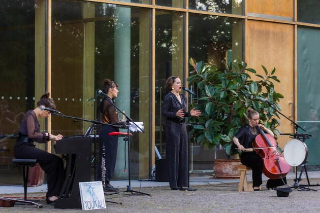 Synagoge Youkali, Konzert-Preview im Innehof der Dresdner Synagoge, im Rahmen des Dresden Open Air-Kultursommers Ausschnitte aus dem Programm, das am 15. Juli 20 Uhr (2. Aufführung am 16. Juli) dann in voller Länge im Zentralwerk Dresden seine Premiere erleben wird. Olivia Delaurà (Gesang ),Marie Hänsel (Gesang, Kalimba, Percussion), Tatjana Davis (Komposition, Klarinette, Klavier, Satzgesang, Percussion), Elena Schoychet (Klavier, Satzgesang, Percussion) und Laura Härtel (Violoncello, Satzgesang, Percussion) Dresden Sachsen GERMANY