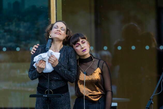 Synagoge Youkali, Konzert-Preview im Innehof der Dresdner Synagoge, im Rahmen des Dresden Open Air-Kultursommers Ausschnitte aus dem Programm, das am 15. Juli 20 Uhr (2. Aufführung am 16. Juli) dann in voller Länge im Zentralwerk Dresden seine Premiere erleben wird. Olivia Delaurà (Gesang ),Marie Hänsel (Gesang, Kalimba, Percussion), Tatjana Davis (Komposition, Klarinette, Klavier, Satzgesang, Percussion), Elena Schoychet (Klavier, Satzgesang, Percussion) und Laura Härtel (Violoncello, Satzgesang, Percussion) Dresden Sachsen GERMANY