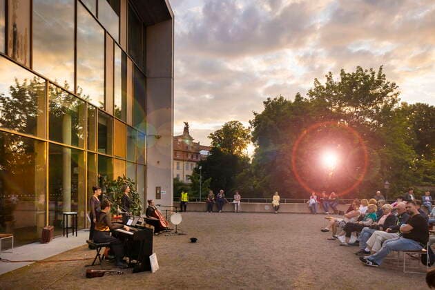 Synagoge Youkali, Konzert-Preview im Innehof der Dresdner Synagoge, im Rahmen des Dresden Open Air-Kultursommers Ausschnitte aus dem Programm, das am 15. Juli 20 Uhr (2. Aufführung am 16. Juli) dann in voller Länge im Zentralwerk Dresden seine Premiere erleben wird. Olivia Delaurà (Gesang ),Marie Hänsel (Gesang, Kalimba, Percussion), Tatjana Davis (Komposition, Klarinette, Klavier, Satzgesang, Percussion), Elena Schoychet (Klavier, Satzgesang, Percussion) und Laura Härtel (Violoncello, Satzgesang, Percussion) Dresden Sachsen GERMANY