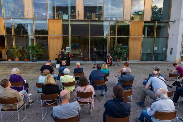 Synagoge Youkali, Konzert-Preview im Innehof der Dresdner Synagoge, im Rahmen des Dresden Open Air-Kultursommers Ausschnitte aus dem Programm, das am 15. Juli 20 Uhr (2. Aufführung am 16. Juli) dann in voller Länge im Zentralwerk Dresden seine Premiere erleben wird. Olivia Delaurà (Gesang ),Marie Hänsel (Gesang, Kalimba, Percussion), Tatjana Davis (Komposition, Klarinette, Klavier, Satzgesang, Percussion), Elena Schoychet (Klavier, Satzgesang, Percussion) und Laura Härtel (Violoncello, Satzgesang, Percussion) Dresden Sachsen GERMANY