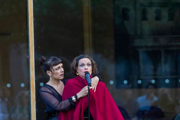 Synagoge Youkali, Konzert-Preview im Innehof der Dresdner Synagoge, im Rahmen des Dresden Open Air-Kultursommers Ausschnitte aus dem Programm, das am 15. Juli 20 Uhr (2. Aufführung am 16. Juli) dann in voller Länge im Zentralwerk Dresden seine Premiere erleben wird. Olivia Delaurà (Gesang ),Marie Hänsel (Gesang, Kalimba, Percussion), Tatjana Davis (Komposition, Klarinette, Klavier, Satzgesang, Percussion), Elena Schoychet (Klavier, Satzgesang, Percussion) und Laura Härtel (Violoncello, Satzgesang, Percussion) Dresden Sachsen GERMANY
