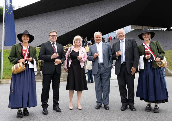 Erl 08.07.2021, Festspielhaus, Erl, AUT, Tiroler Festspiele Erl 2021, Eröffnungskonzert, im Bild v.l. Landeshauptmann Günther Platter (TI), Landesrätin Beate Palfrader, Festspielpräsident Hans Peter Haselsteiner, Herwig van Staa left to right: Governor of the province Tyrol Guenther Platter (OeVP) Beate Palfrader Festival President Hans Peter Haselsteiner Herwig van Staa during the Opening concert of the Tiroler Festspiele Erl at the Festspielhaus in Erl, Austria on 2021 07 08.