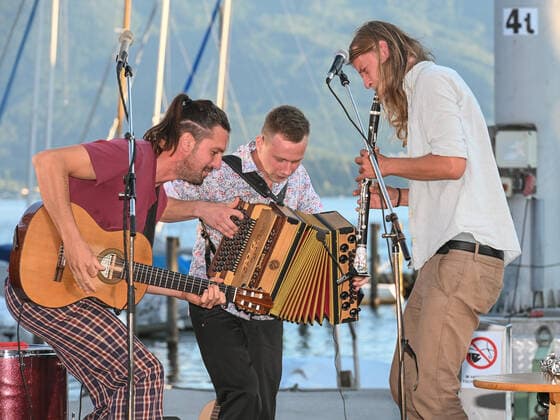 Konzert der Peter Mayer Hofkapelle, In der Bootswerft Frauscher in Gmunden, im Rahmen der Salzkammergut Festwochen Gmunden, am 09.07.21. Das Bild zeigt v.l.n.r.: Peter Mayer, Gitarre und Gesang, Andreas Jamnik, Steirische Harmonika und Gesang, Michl Dumfarth, Klarinette 2021 - Konzert der Peter Mayer Hofkapelle, In der Bootswerft Frauscher in Gmunden, im Rahmen der Salzkammergut Festwochen Gmunden, am 09.07.21