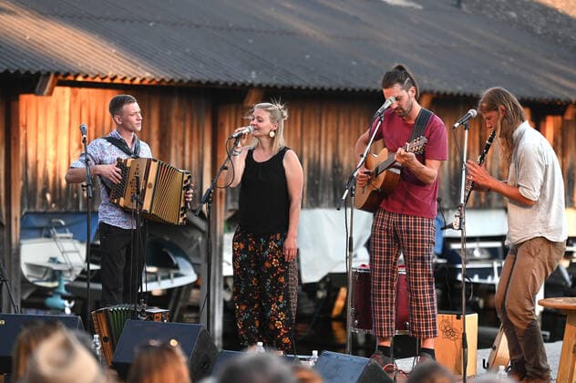 Konzert der Peter Mayer Hofkapelle, In der Bootswerft Frauscher in Gmunden, im Rahmen der Salzkammergut Festwochen Gmunden, am 09.07.21. Das Bild zeigt v.l.n.r.: Andreas Jamnik, Steirische Harmonika und Gesang, Nora Mayer, Gesang und Perkussion, Peter Mayer, Gitarre und Gesang, Michl Dumfarth, Klarinette und Gesang 2021 - Konzert der Peter Mayer Hofkapelle, In der Bootswerft Frauscher in Gmunden, im Rahmen der Salzkammergut Festwochen Gmunden, am 09.07.21