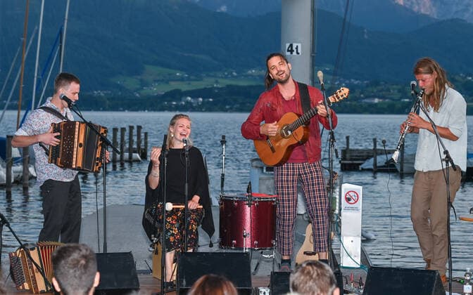 Entertainment Bilder des Tages Konzert der Peter Mayer Hofkapelle, In der Bootswerft Frauscher in Gmunden, im Rahmen der Salzkammergut Festwochen Gmunden, am 09.07.21. Das Bild zeigt v.l.n.r.: Andreas Jamnik, Steirische Harmonika und Gesang, Nora Mayer, Gesang und Perkussion, Peter Mayer, Gitarre und Gesang, Michl Dumfarth, Klarinette und Gesang 2021 - Konzert der Peter Mayer Hofkapelle, In der Bootswerft Frauscher in Gmunden, im Rahmen der Salzkammergut Festwochen Gmunden, am 09.07.21
